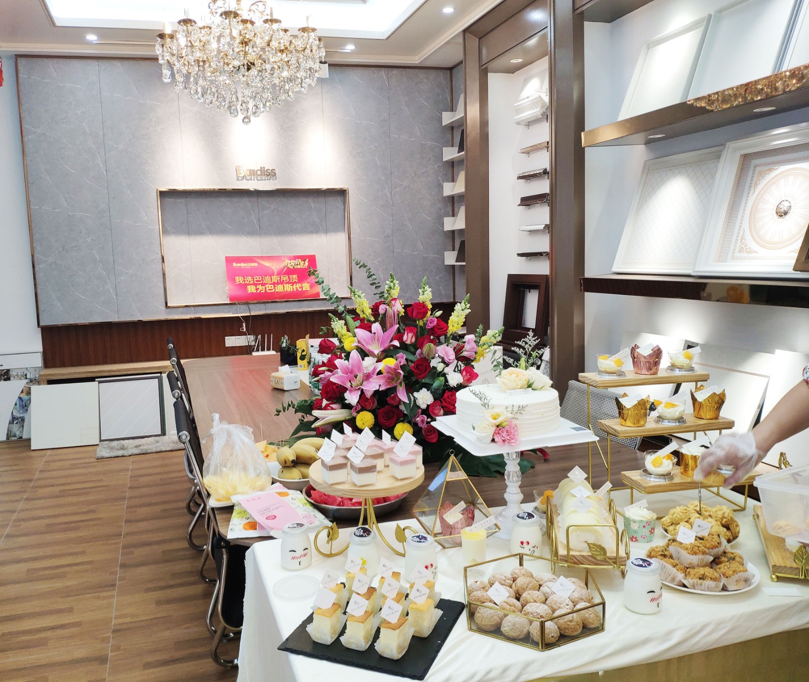 豐富的點心小吃, 讓到場的業主朋友感到貼心服務。 豐富的點心小吃, 讓到場的業主朋友感到貼心服務。